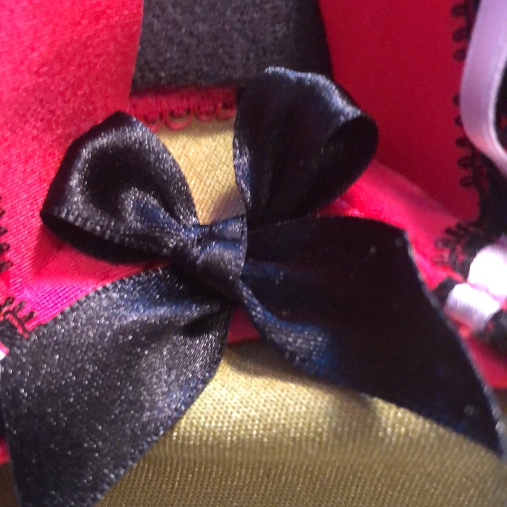 Victoria Secret 34 B scarlet and black lace Very Sexy Push-up bra/ white ribbons - Picture 3 of 11